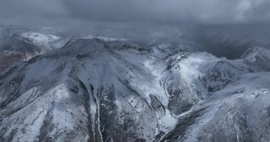 Güzel yüksek dağ manzarası.