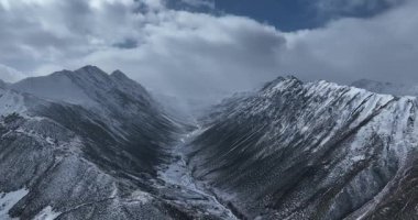 Güzel yüksek dağ manzarası.