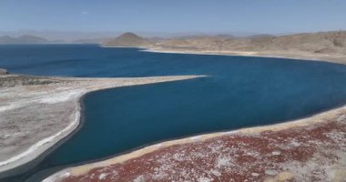 Çin, Tibet 'teki güzel Yamdrok Yumtso Gölü' nün hava manzarası..