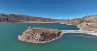 Çin, Tibet 'teki güzel Yamdrok Yumtso Gölü' nün hava manzarası..