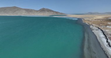 Çin, Tibet 'teki güzel Yamdrok Yumtso Gölü' nün hava manzarası..