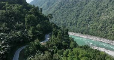 Dağlardaki ormanın içinden geçen yolun havadan görüntüsü. 