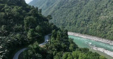 Dağlardaki ormanın içinden geçen yolun havadan görüntüsü. 