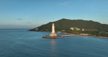 Guanyin heykeli Nanshan tapınağındaki sahil kenarında, Hainan Adası, Çin. Kelimelerin anlamı merhamet ve lütuftur.