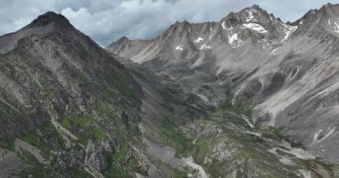 Güzel dağların havadan görünüşü, doğa.