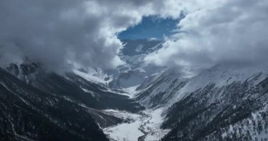 Güzel dağların havadan görünüşü, doğa.