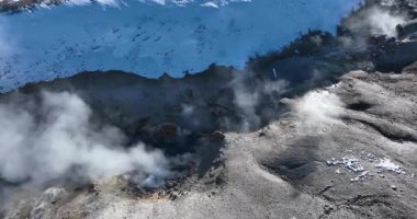 Güzel dağların havadan görünüşü, doğa.