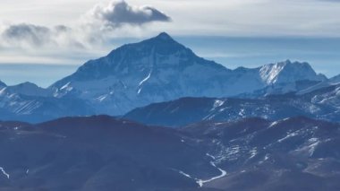 Güzel dağların havadan görünüşü, doğa.