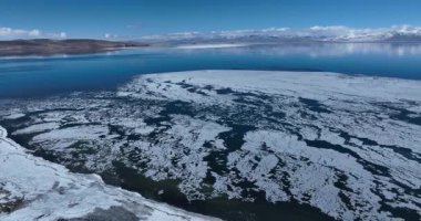 Dağlardaki güzel buzullar ve donmuş göl manzarası.