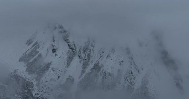 Güzel dağların havadan görünüşü, doğa. 