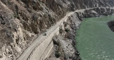 Dağlardaki ormanın içinden geçen yolun havadan görüntüsü. 