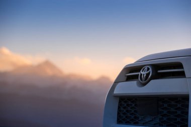 Tibet, Çin - 01 Ocak 2025, Toyota 4runner Tibet, Çin 'de yüksek rakımlı dağın tepesinde