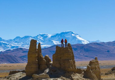 Tibet, Çin 'de Everest Dağı' nda fotoğraf çeken iki kadın yürüyüşçü.