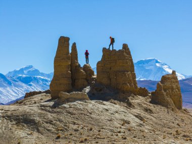 Tibet, Çin 'de Everest Dağı' nda fotoğraf çeken iki kadın yürüyüşçü.