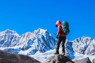 Yüksek irtifada başarılı bir kadın yürüyüşçü. 