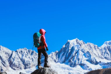 Yüksek irtifada başarılı bir kadın yürüyüşçü. 