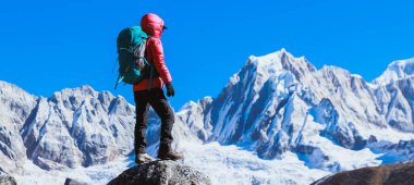 Yüksek irtifada başarılı bir kadın yürüyüşçü. 