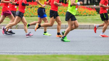 Şehir yolda çalışan maraton koşucu