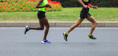 Şehir yolda çalışan maraton koşucu
