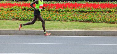 Maraton koşucusu şehir yolda çalışan