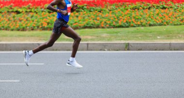 Maraton koşucusu şehir yolda çalışan