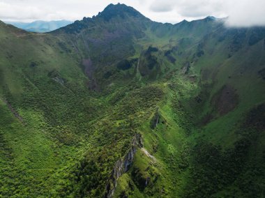 Güzel yüksek irtifa manzarası. Karla kaplı dağlar ve şelale manzarası.