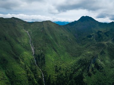 Sarmal deresi olan yemyeşil dağlar