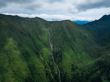 Dar şelaleli yemyeşil dağlar