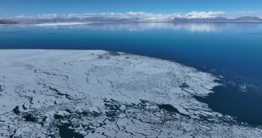 Dağlardaki güzel buzullar ve donmuş göl manzarası.