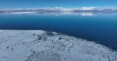 Dağlardaki güzel buzullar ve donmuş göl manzarası.
