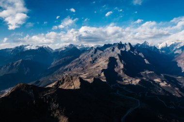 Çin, Tibet 'te kar kaplı güzel yüksek irtifa dağları