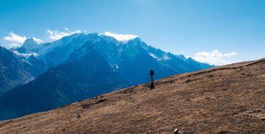 Sırt çantalı bir kadın yüksek irtifada dağ yürüyüşü yapıyor. 