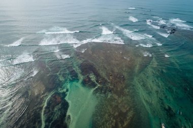 Kıyılarda balıkçı tekneleri olan güzel okyanus manzarası.