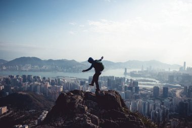 Hong Kong 'daki dağın tepesinde yürüyüş.