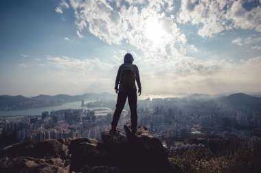 Hong Kong 'daki dağın tepesinde yürüyüş.