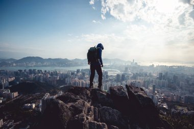 Hong Kong 'daki dağ yamacında yürüyüş.