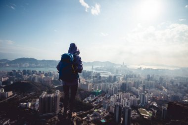 Hong Kong 'daki dağın tepesinde yürüyüş.