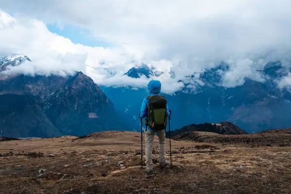 Sırt çantalı bir kadın yüksek irtifada dağ yürüyüşü yapıyor. 