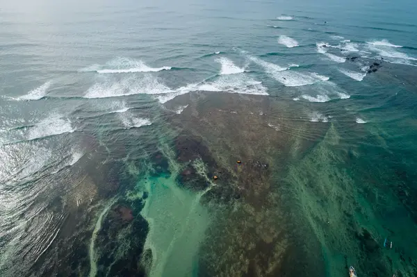 Kıyılarda balıkçı tekneleri olan güzel okyanus manzarası.
