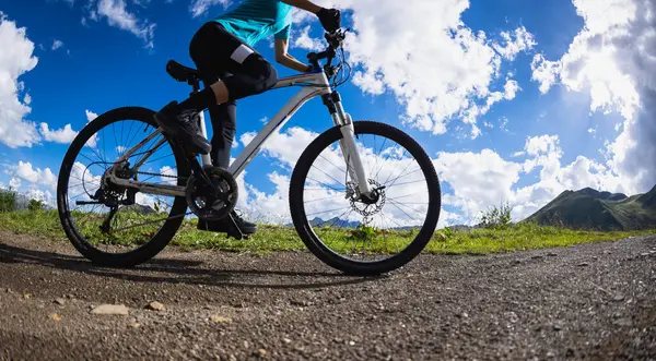 Güzel dağlarda bisiklet süren bir kadın 