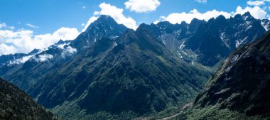 Güzel yüksek irtifa manzarası. Karla kaplı dağlar ve orman manzarası.