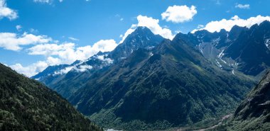 Güzel yüksek irtifa manzarası. Karla kaplı dağlar ve orman manzarası.