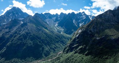 Güzel yüksek irtifa manzarası. Karla kaplı dağlar ve orman manzarası.