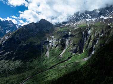 Güzel yüksek irtifa manzarası. Karla kaplı dağlar ve orman manzarası.