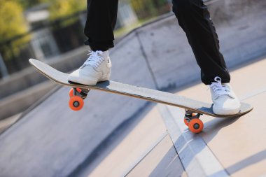 Şehirde kaykay kaykay