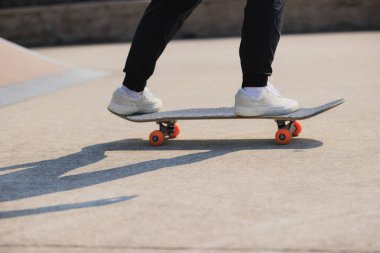 Şehirde kaykay kaykay