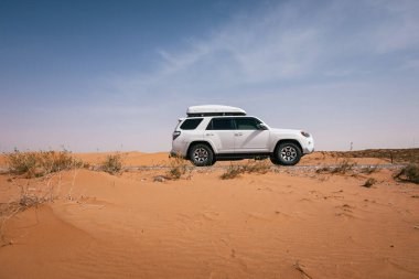 Çölden geçerken off-road araba sürüyorum.