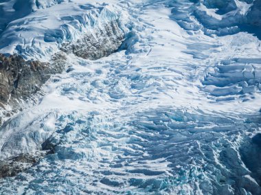 Tibet, Çin 'de buzullarda asılı güzel yüksek irtifa