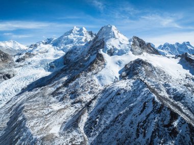 Tibet, Çin 'de buzullarda asılı güzel yüksek irtifa