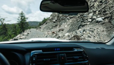 Yüksek rakımlı dağın tepesindeki dar patikada off-road araba sürüyorum.